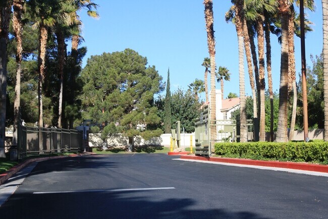 Building Photo - Cute & Cozy Condo Close to UNLV