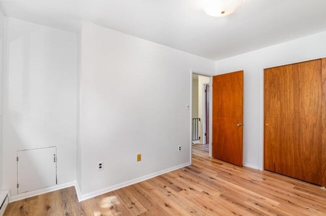 Building Photo - 450 Valley St
