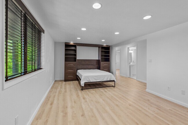 Building Photo - Beautifully Remodeled Execute Home - Parti...