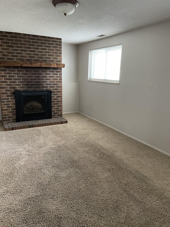 Building Photo - 488 Anjou Dr