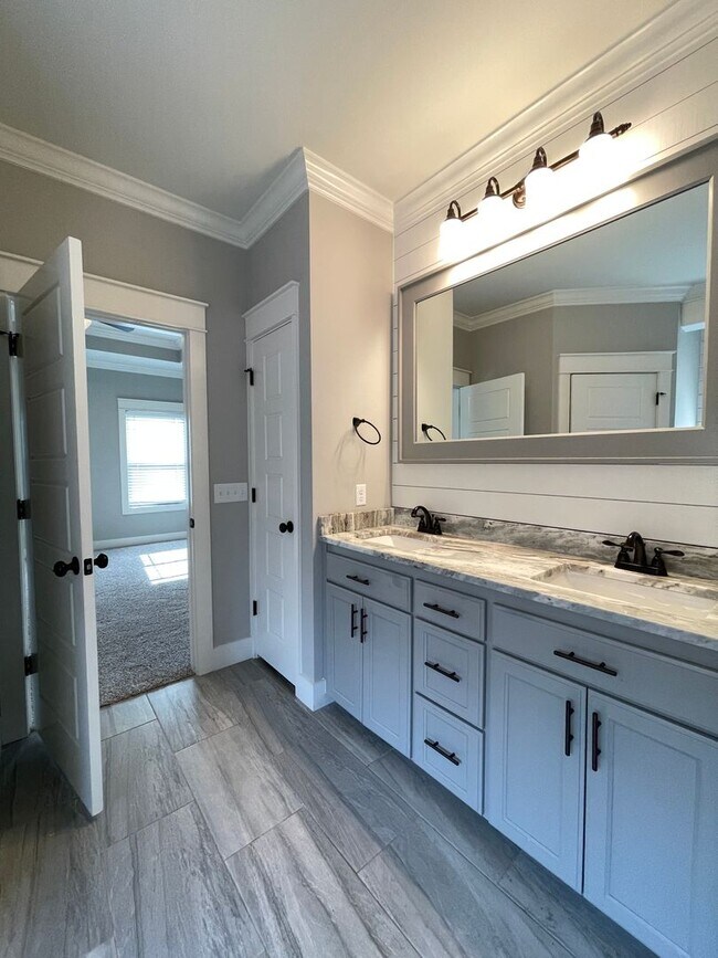 Building Photo - 202 Crestwood Ln