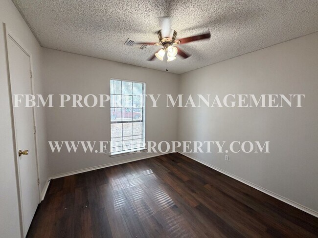 Building Photo - 921 Park Pl Blvd
