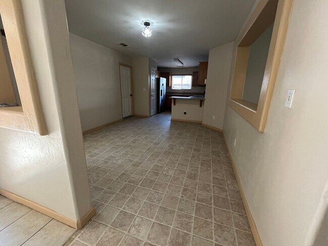 Building Photo - Charming home for rent in Visalia *RENT REDUCED*