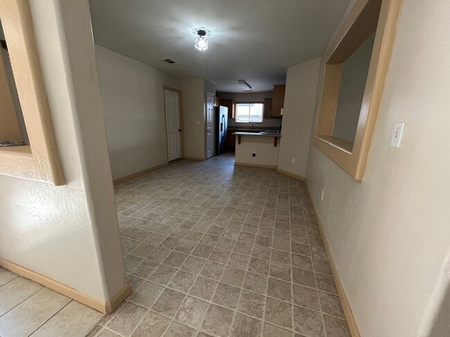 Building Photo - Charming home for rent in Visalia