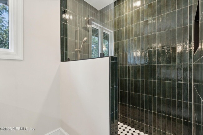 Building Photo - 2334 Broadmoor Ln