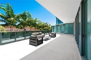 Building Photo - 9901 W Bay Harbor Dr