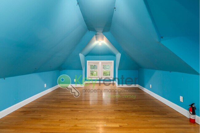 Building Photo - Spacious 3BR Home with Finished Attic, Fenced Yard & Easy NYC Commute – No Broker Fee