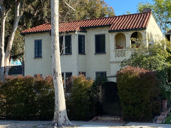 Front entrance of duplex - 601 S Sweetzer Ave