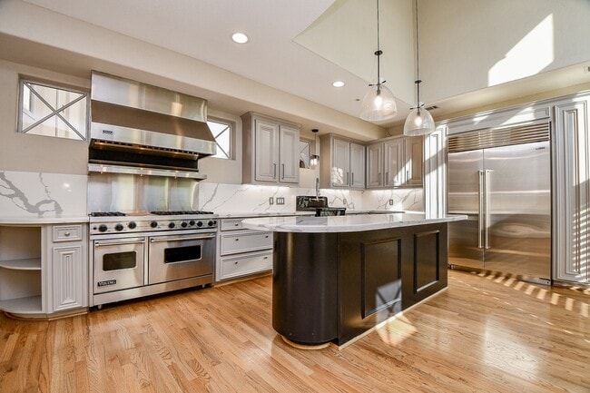 Building Photo - 2094 Brentwood Dr