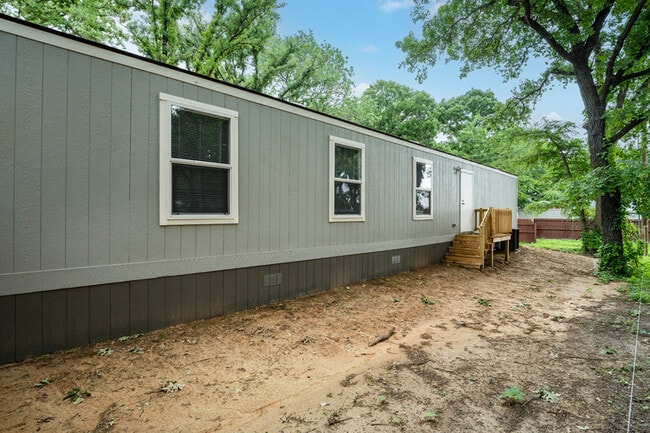 Building Photo - 135 Southlake Dr.