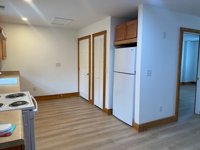 Building Photo - Apartment - 2 bedrooms 1 bath