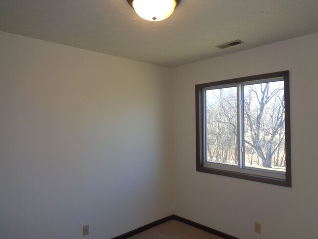 Building Photo - 5519 S 31st #5