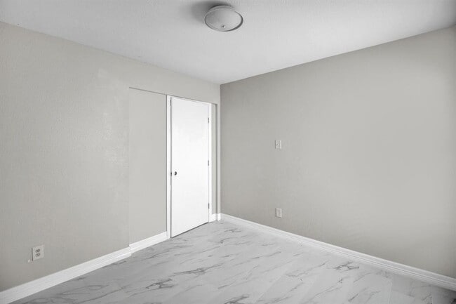 Building Photo - 8530 Village Hollow Ln