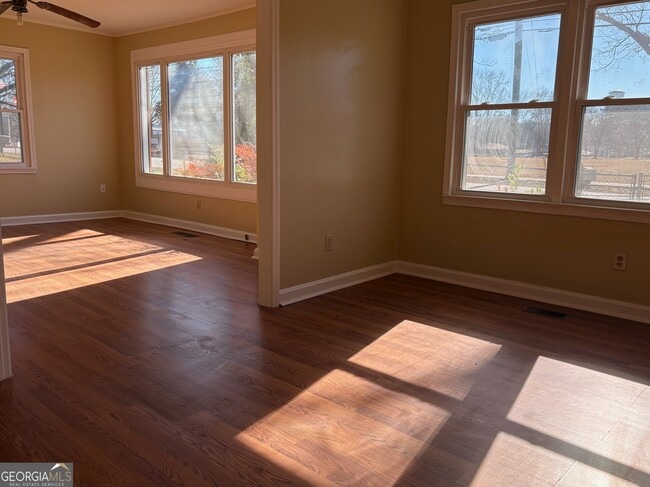 Building Photo - 408 Main St