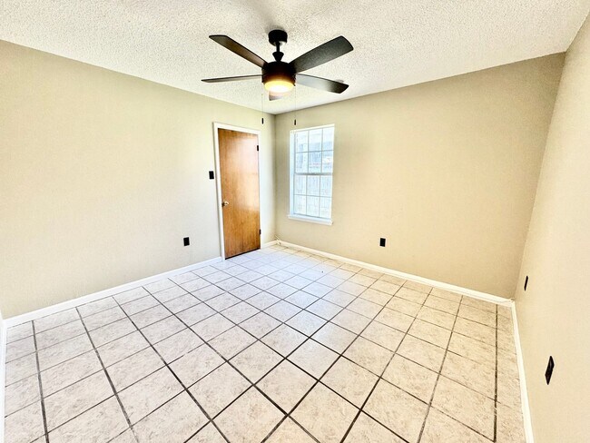 Building Photo - 10734 Erin Vale Ave