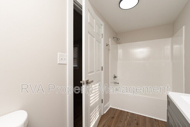 Building Photo - 9800 Golf Course Dr