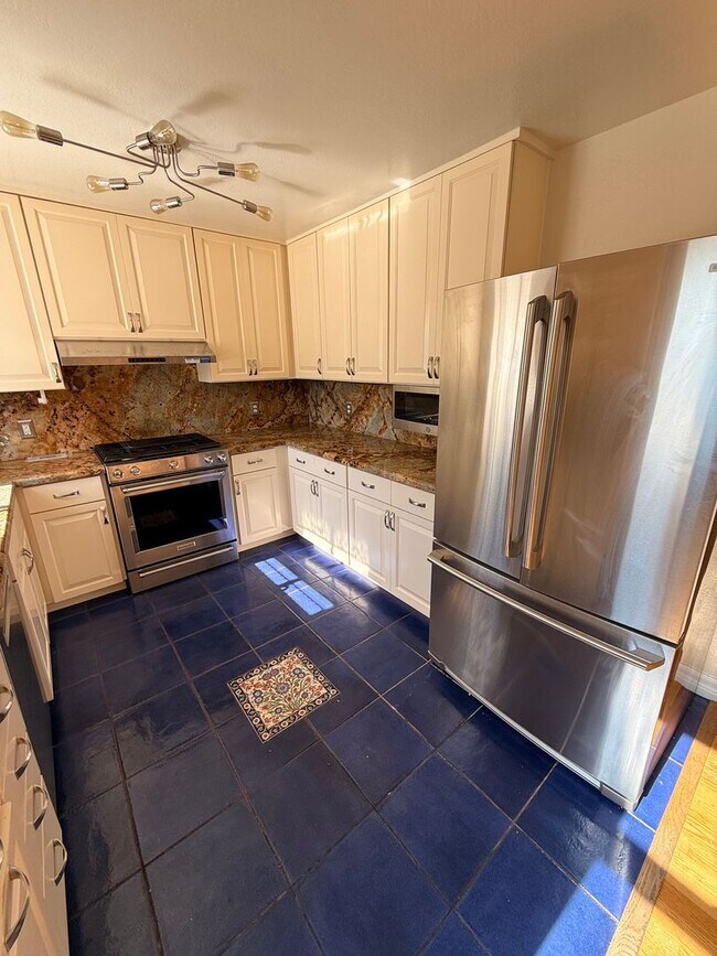 Building Photo - 4013-4015 Beresford Street