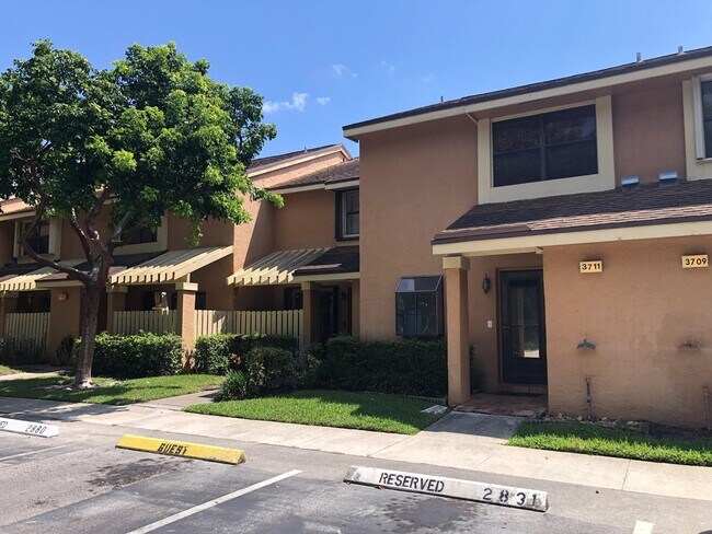 Building Photo - 3711 Carambola Cir N