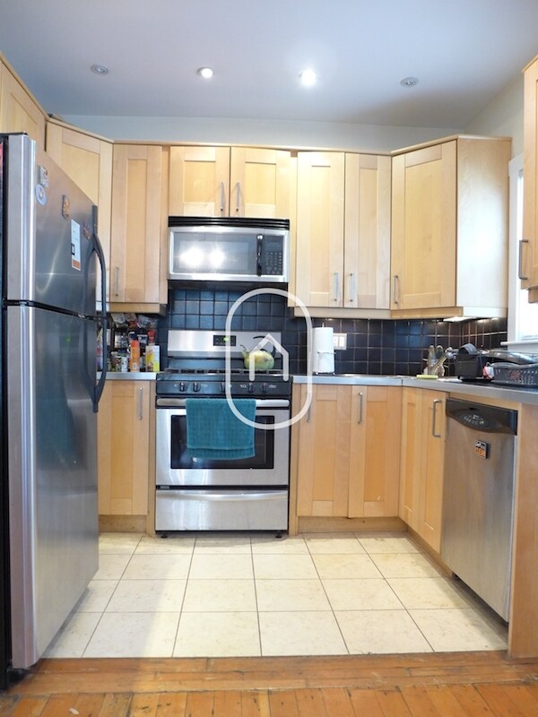 Building Photo - 28 Eastburn St