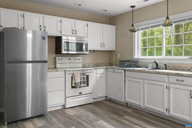 Building Photo - 118 Woodlake Dr