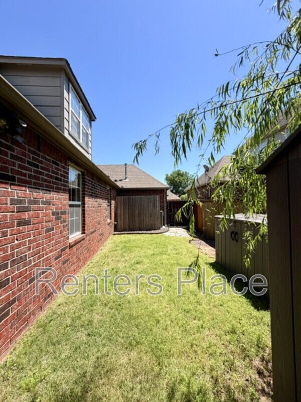 Building Photo - 3004 S Tamarack Ave