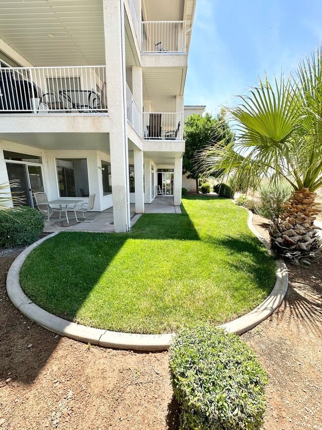 Building Photo - Beautiful Las Palmas Condo