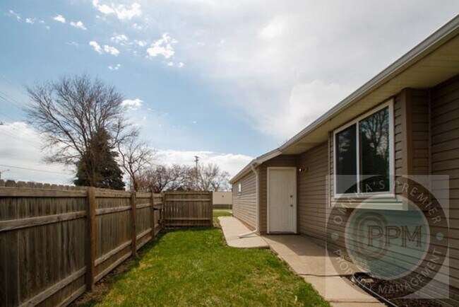 Building Photo - Huge 4-bedroom, 4-bath home