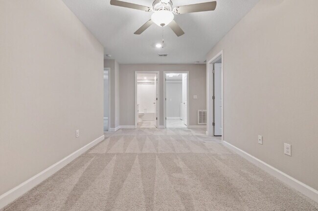 Building Photo - "Spacious 4-Bed Oasis with Granite Charm in Lutz!"In a gated community with 2 Cars garage