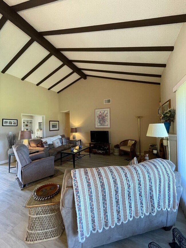 Building Photo - Charming 3Br/2Ba Updated Fully Furnished Vacation Rental W/ Golf Course View