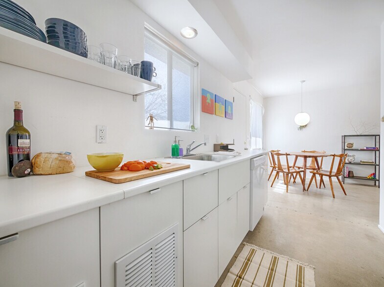 Building Photo - 277 East Racquet Club Road