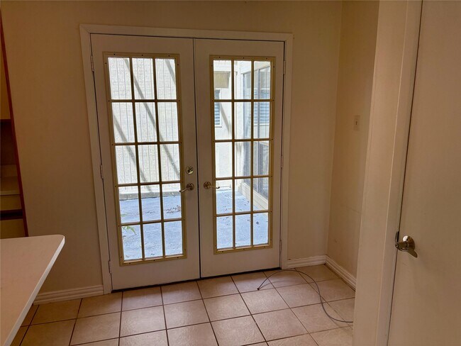 Building Photo - 1830 Veranda Dr