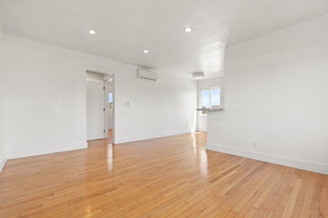 Building Photo - This beautifully updated  1 bed / 1 bath a...