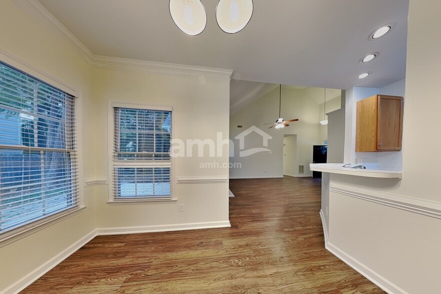 Building Photo - 102 Selsey Dr
