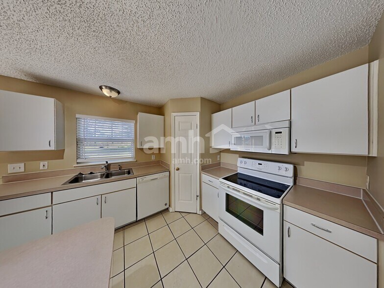 Building Photo - 1015 Astor Ct