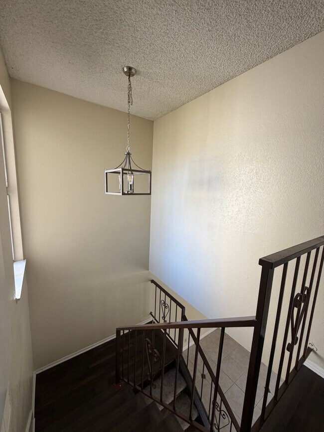 Building Photo - 1302 Gina Dr