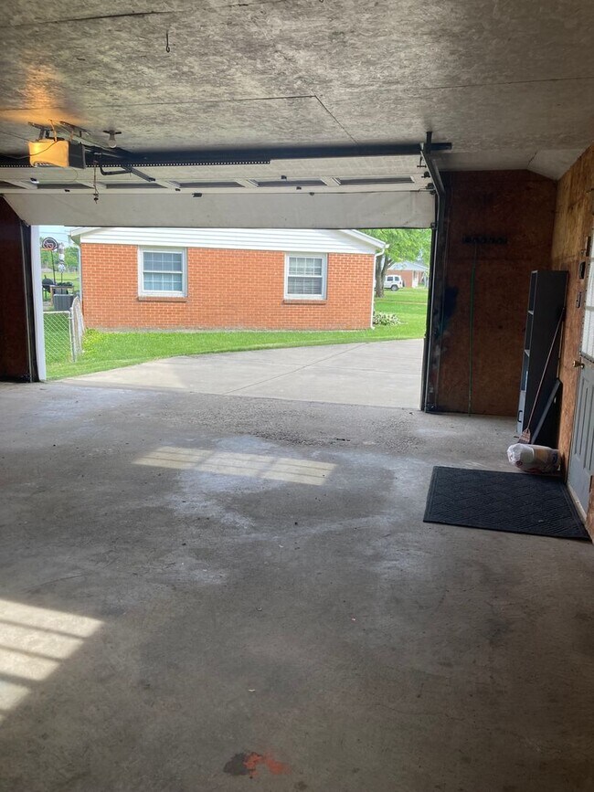 Building Photo - Must See! Large 3 Bedroom, 2 Bath Ranch Ho...