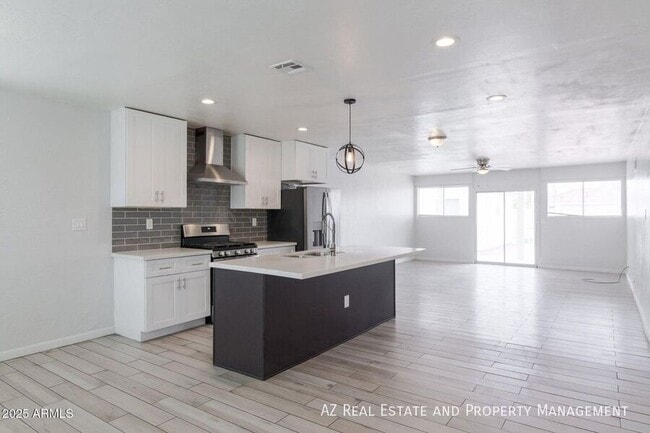 Building Photo - 1628 E Granada Rd