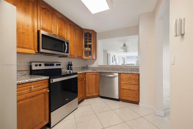 Building Photo - 3375 N Country Club Dr