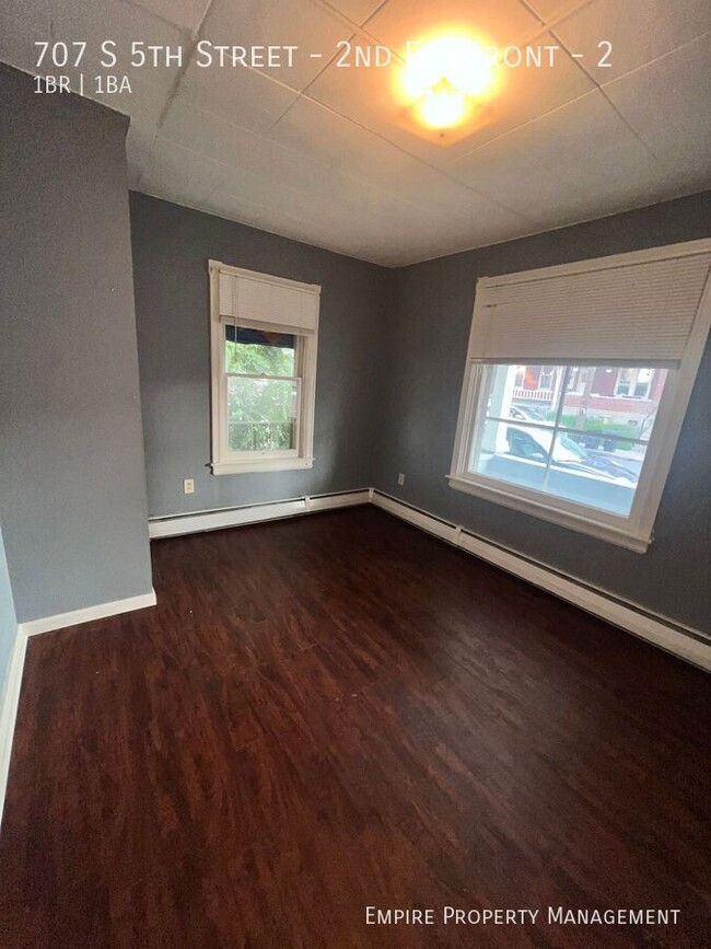 Building Photo - Available! 2nd floor: 1 Bedroom / 1 Bathro...