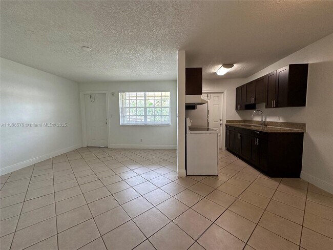 Building Photo - 2900 NE 17th Ave