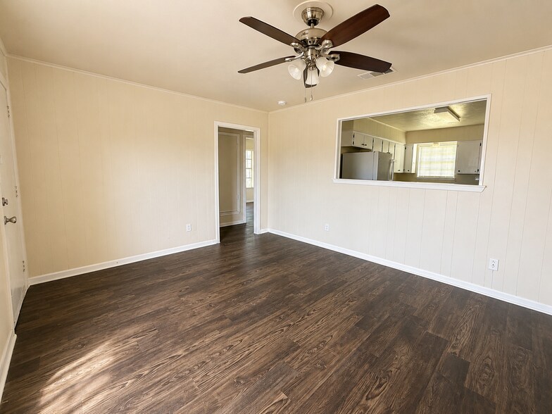 Building Photo - 3525 Country Club Rd