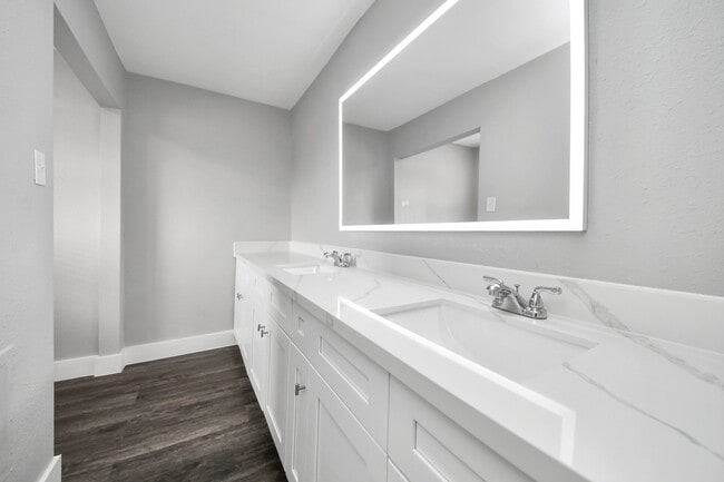 Building Photo - 15423 Ridingwood Dr