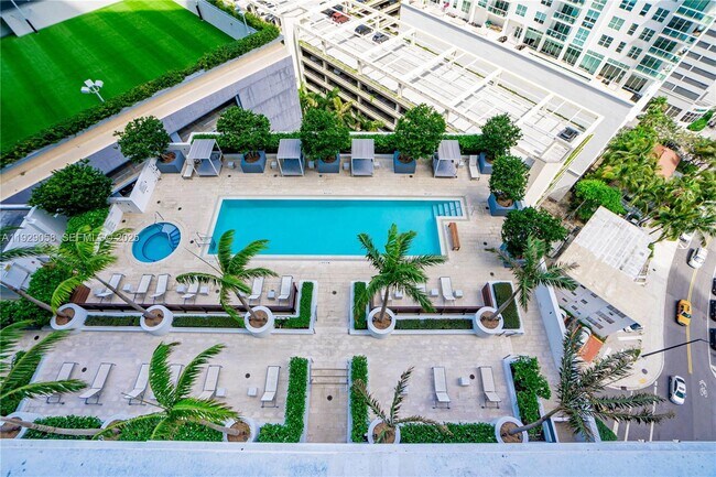 Building Photo - 1300 Brickell Bay Dr