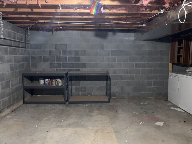 Building Photo - CONTRACT PENDING!!Spacious 2-story, 3 bed/...