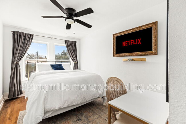 Building Photo - 110 E Craig Pl