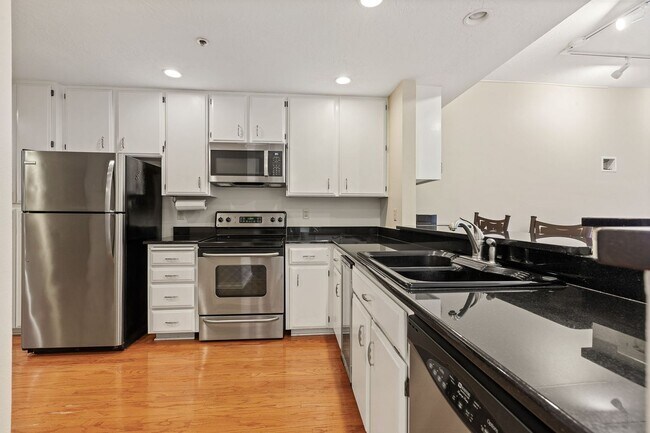 Building Photo - Beautiful Downtown Coeur d' Alene Condo  w/ Amazing Views!