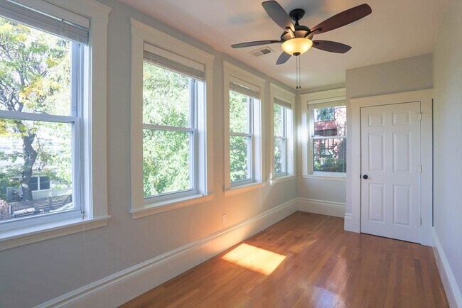 Building Photo - 402 Meridian St