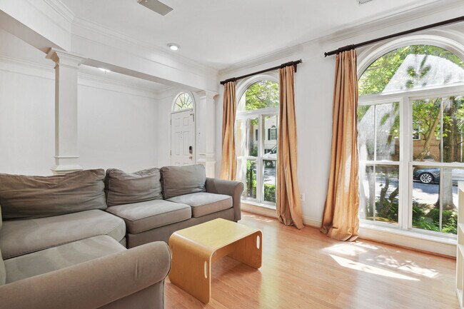 Building Photo - 557 Longhorn Crescent