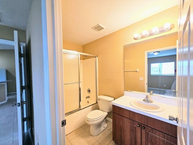Building Photo - Move-in Ready 3 BR & 2 BA