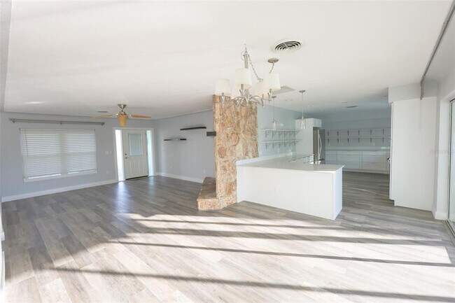 Building Photo - 10136 Paradise Blvd
